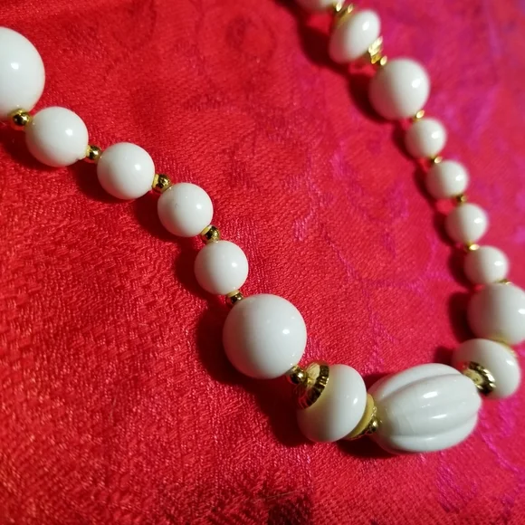 Long vintage necklace white beads gold tone molded ridged - Picture 5 of 14